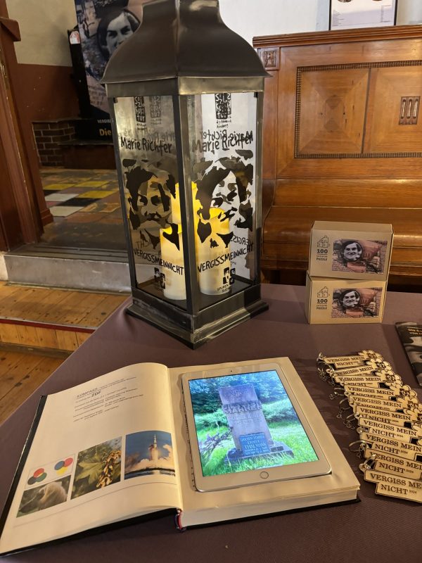 Vergissmeinnicht. Erforschen, Erzählen, Erinnern, 2025. © BMSt