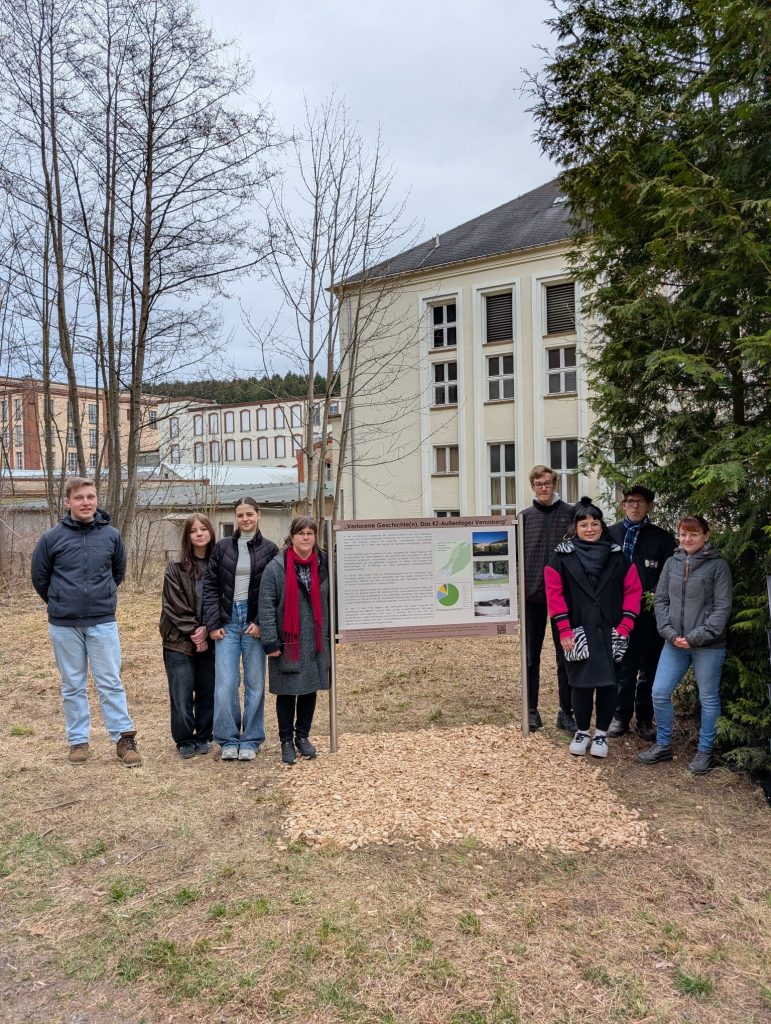 11. April 2025 – 80 Jahre nach Auflösung des KZ-Außenlagers- Einweihung einer Gedenk- und Informationstafel vor dem Gelände der Spinnerei in Venusberg, 2025. © BWS