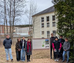 11. April 2025 – 80 Jahre nach Auflösung des KZ-Außenlagers- Einweihung einer Gedenk- und Informationstafel vor dem Gelände der Spinnerei in Venusberg, 2025. © BMSt