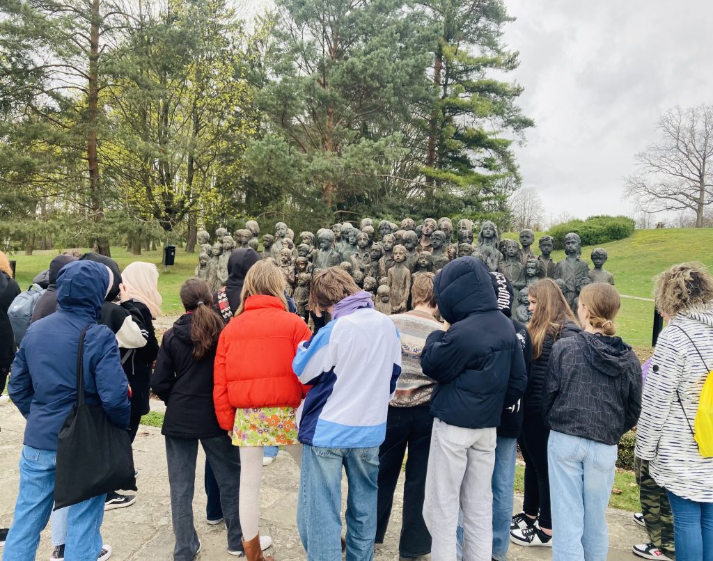 Jugendliche aus dem Erzgebirge vor dem Kinderdenkmal in Lidice, 2024. © BWS