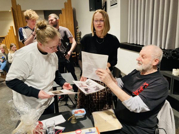 Jiří Pitín, geb. 1942 in Lidice, trifft Jugendlichen aus dem Erzgebirge in Prag, 2024. © BWS