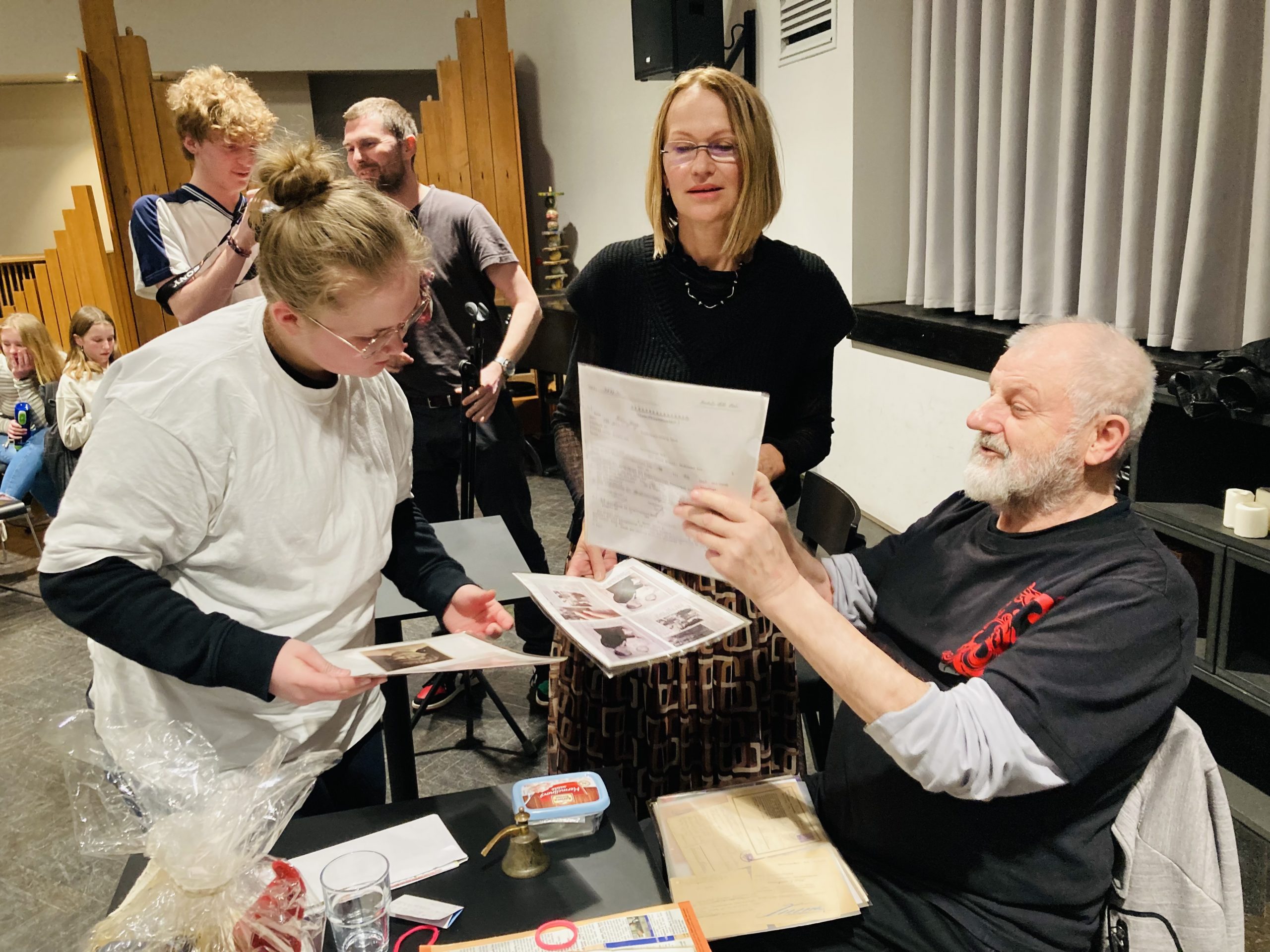 Jiří Pitín, geb. 1942 in Lidice, trifft Jugendlichen aus dem Erzgebirge in Prag, 2024. © BWS