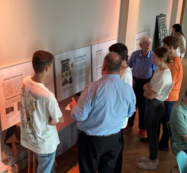 Präsentation der Ergebnisse der Spurensuche zum Schicksal der Wollsteiner-Brüder im Rahmen der jährlichen Veranstaltung „Wider das Vergessen“. © BWS